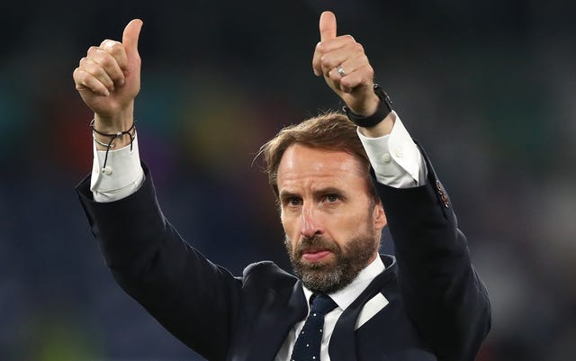 Gareth Southgate gives two thumbs up