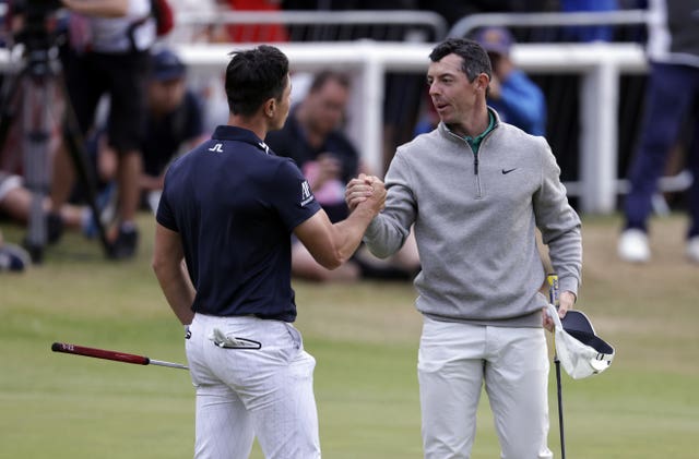 Viktor Hovland and Rory McIlroy shake hands