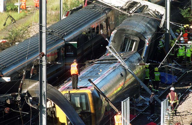 Memorial ceremony to mark 20th anniversary of Paddington rail disaster ...