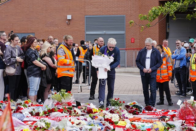 Everton manager David Moyes and assistant Alan Irvine lay a tribute at Anfield, Liverpool, in memory of Diogo Jota