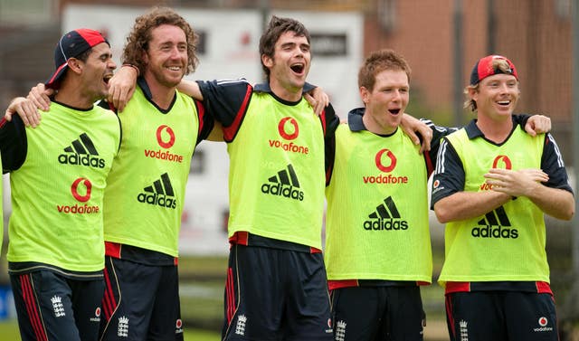 Sidebottom (second left) and Morgan (second right) are former England team-mates.