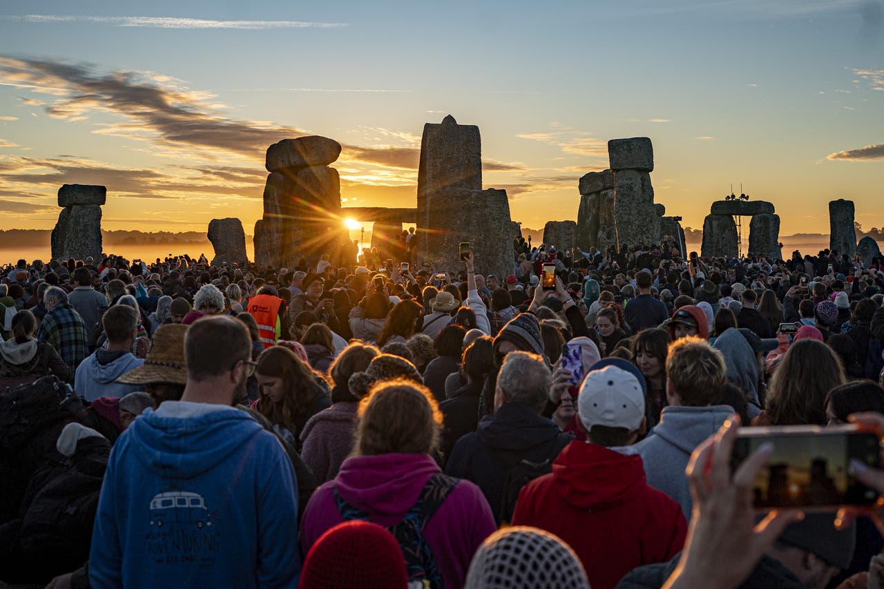 Thousands Gather For Summer Solstice As UK Braces For Sweltering thousands-gather-for-summer-solstice-as-uk-braces-for-sweltering