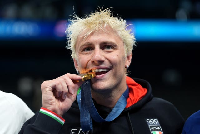 Nicolo Martinenghi celebrates with his gold medal
