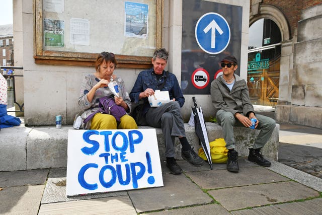 Protesters in Bristol stop for lunch