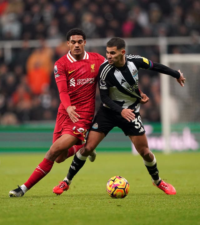 Liverpool’s Jarell Quansah, left, battles for possession with Newcastle’s Bruno Guimaraes