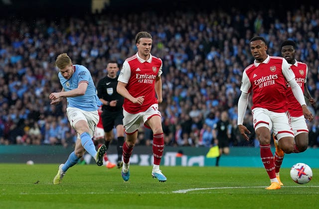 Kevin De Bruyne, left, scores Manchester City's first goal in their 4-1 win over Arsenal