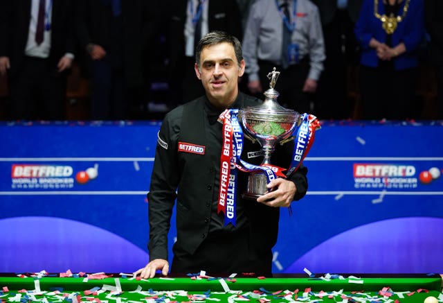 Ronnie O’Sullivan celebrates with the 2022 World Snooker Championship trophy