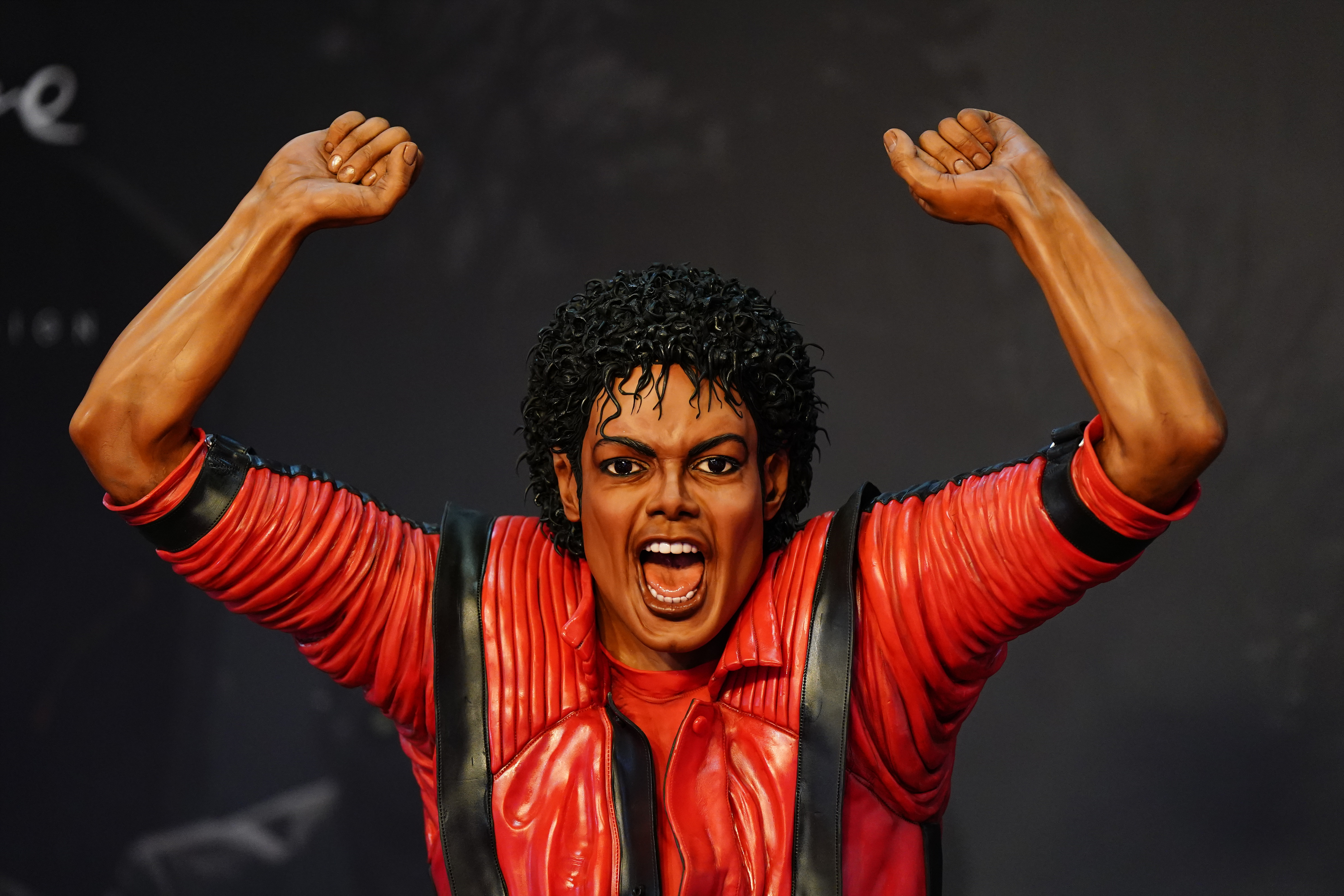 Cake artist creates life-size Thriller tribute to Michael Jackson