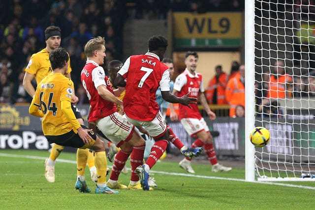 Martin Odegaard, kedua dari kiri, mencetak dua gol pertamanya di Wolves, yang membuat The Gunners unggul lima poin di puncak Liga Premier