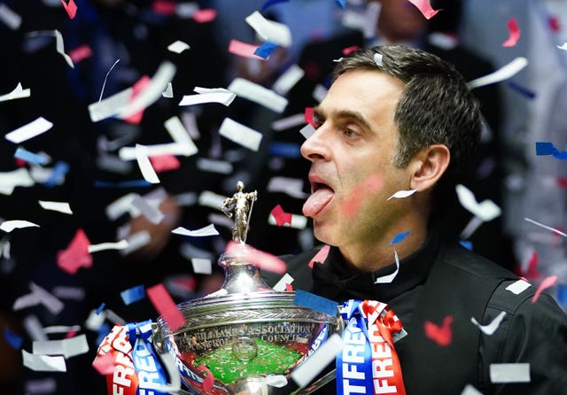 Ronnie O’Sullivan celebrates with the trophy after the 2022 World Championship final