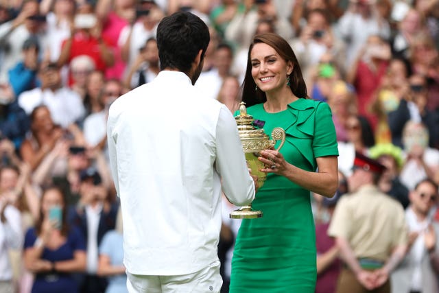 Kate presenting Carlos Alcaraz with his trophy