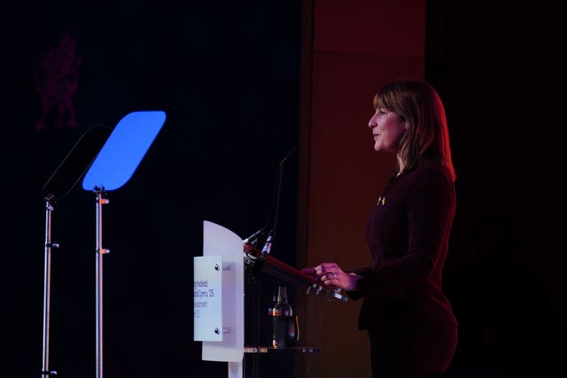 Side view of Rachel Reeves speaking from behind a lectern reading from an autocue