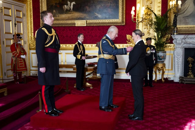 The King pins a medal to Pc Rhona Adams