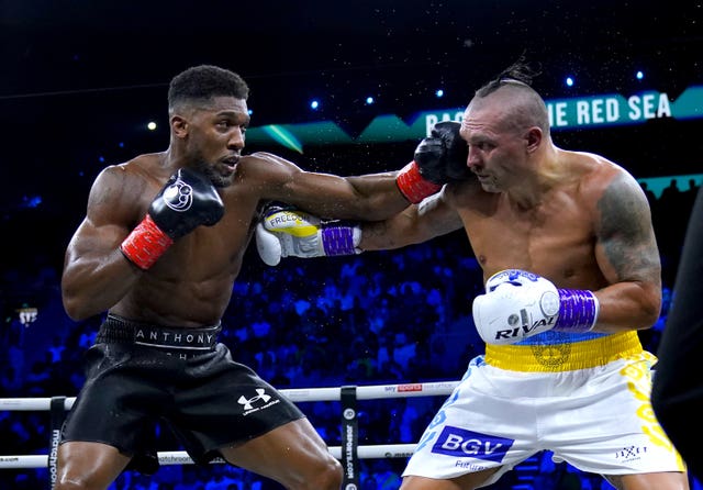 Anthony Joshua (left) and Oleksandr Usyk in action 