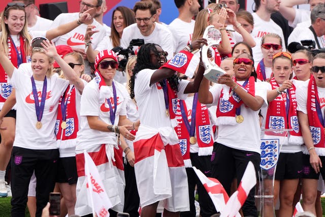 England’s Michelle Agyemang (centre left) and Khiara Keating lift the trophy