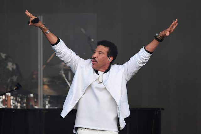 Lionel Richie on stage