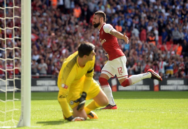 Olivier Giroud scored the deciding penalty as Arsenal lifted the Community Shield at the expense of their London rivals.