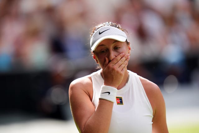 Amanda Anisimova looks dejected