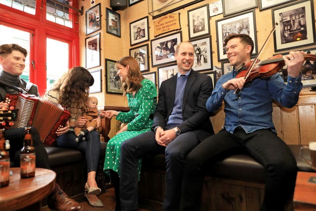 The Duke and Duchess of Cambridge with musicians in a pub