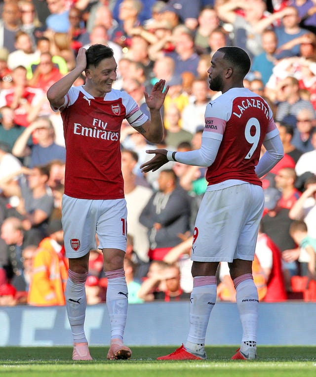 Mesut Ozil (left) and Alexandre Lacazette