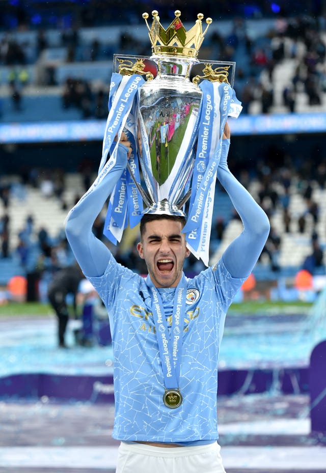 Ferran Torres poses with the Premier League trophy 