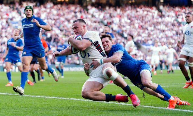  Ben Earl scoring a try against Italy