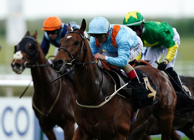 The Gatekeeper (centre) winning at Newmarket