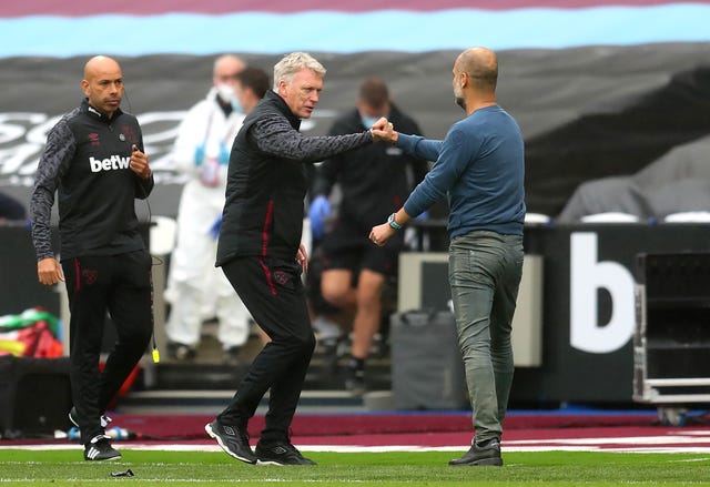 David Moyes, centre, bumps fists with Pep Guardiola, right