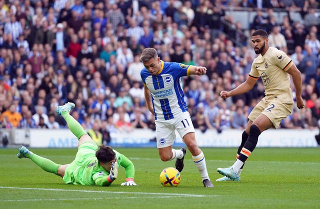 Leandro Trossard (centre) scores