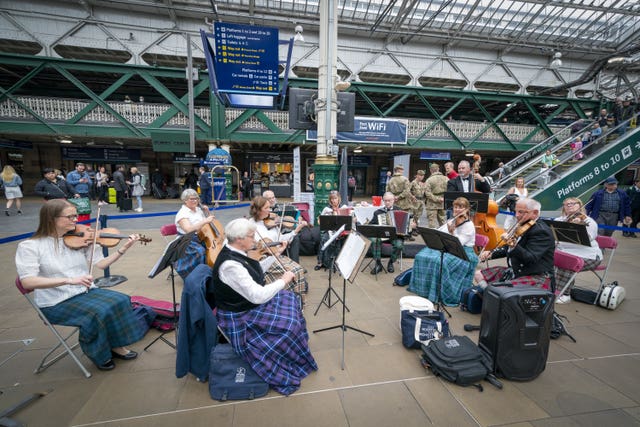 The Scottish Fiddle Orchestra play at Waverley Station