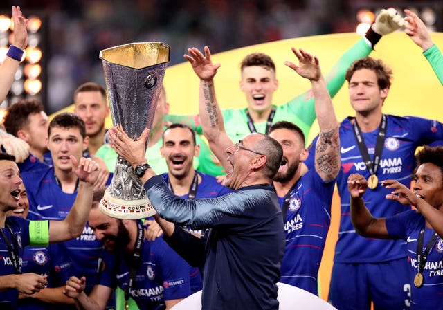Maurizio Sarri lifts the Europa League trophy