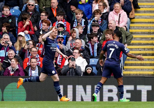 Manchester City’s Kevin De Bruyne, left celebrates with Raheem Sterling 