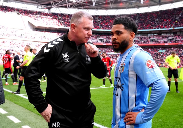 Mark Robins speaks to Jay Dasilva before the start of extra-time at Wembley