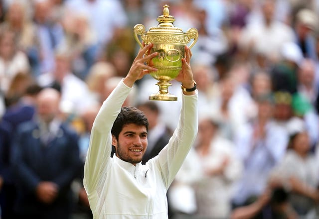 Carlos Alcaraz lifts the men's Wimbledon title 