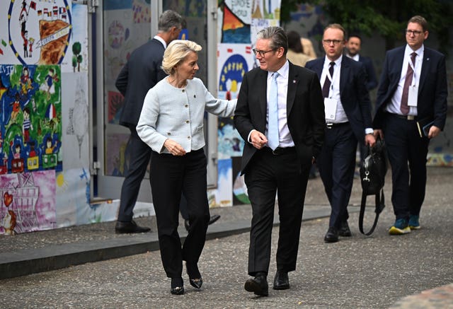 Sir Keir Starmer walks with Ursula von der Leyen