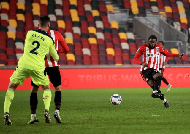 Josh Dasilva, right, scores Brentford’s winner against Newcastle