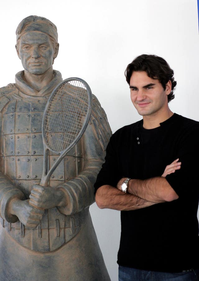 Federer poses alongside a terracotta warrior sculpture of himself at the 2007 Madrid Masters tournament 