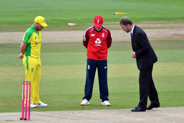 Eoin Morgan and Aaron Finch at the toss