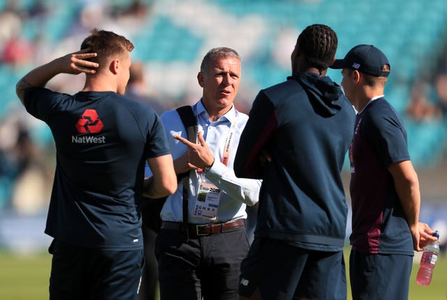 Alec Stewart, who has a gate named after him at The Oval, talks to England’s Jason Roy, Jofra Archer during the final Test