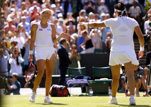 Ons Jabeur makes sure Centre Court acknowledges Tatjana Maria after the Tunisian beat her 