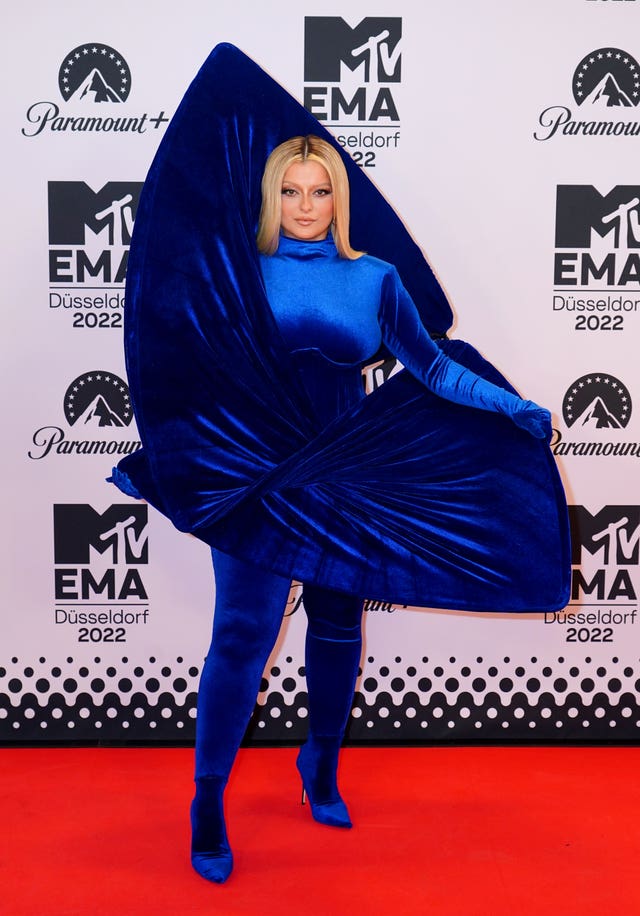 Taylor Swift at 2022 MTV EMAs: Red Carpet and Ceremony Photos – Billboard