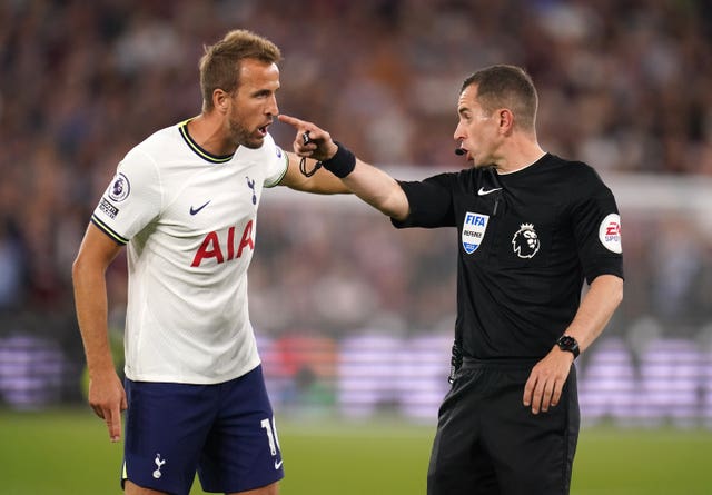 Harry Kane talks to the referee