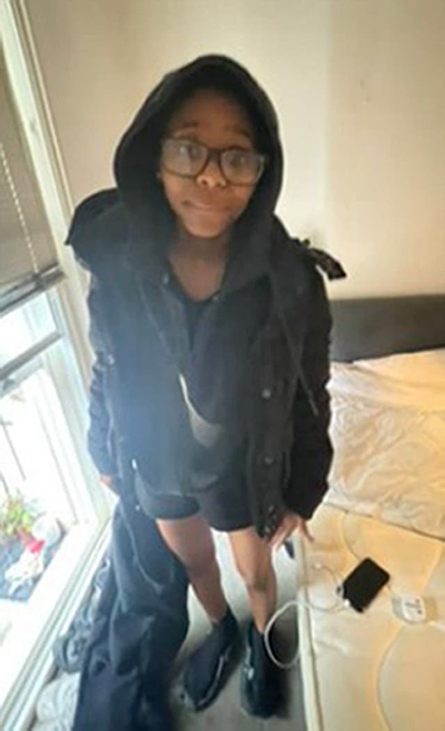 Image of Mia Campos-Jorge on the phone of Eymaiyah Lee Bradshaw-McKoy