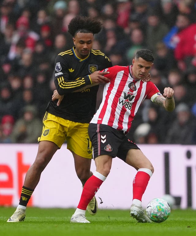 Joshua Zirkzee battling for the ball