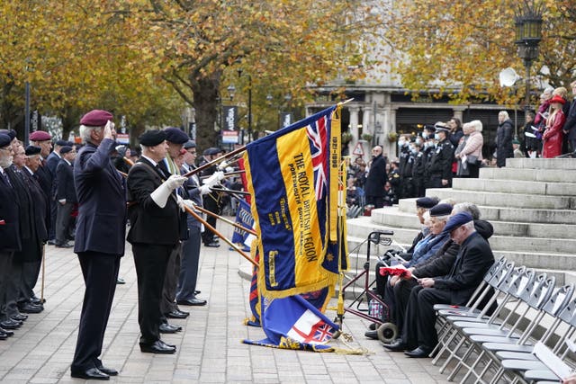 Veterans observe two-minute silence