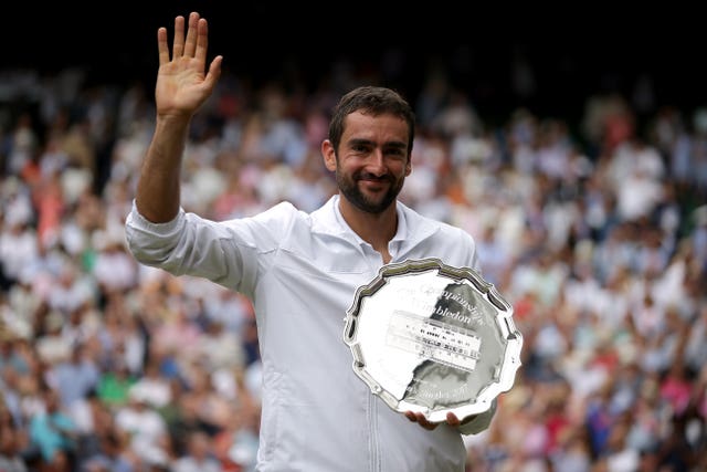 Marin Cilic with his runner-up trophy in 2017