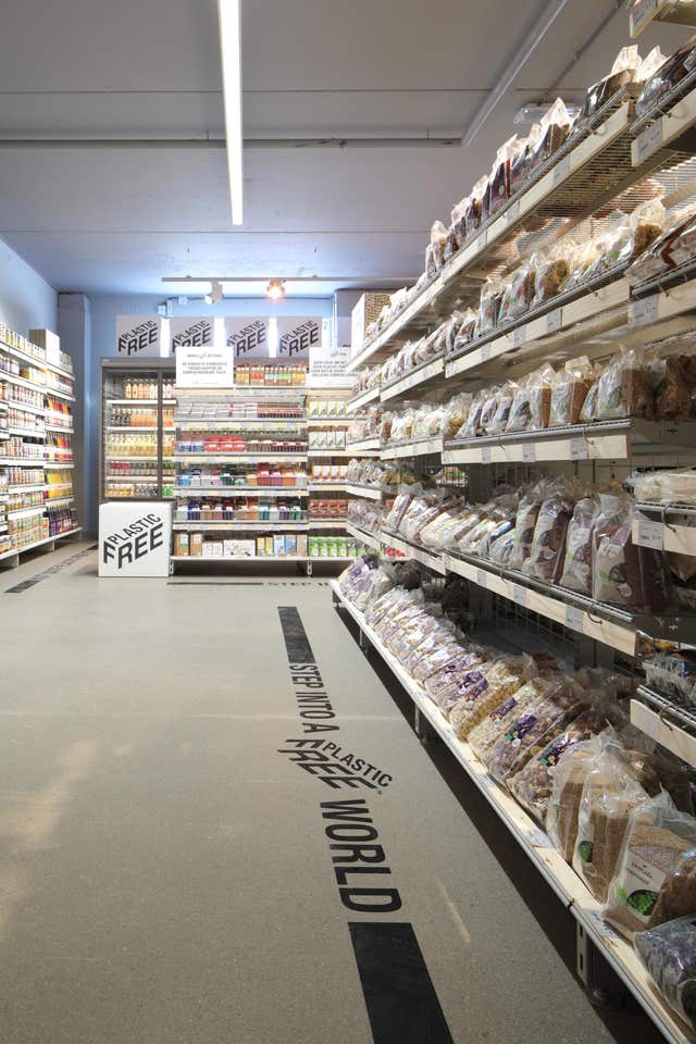 The world’s first plastic-free supermarket aisle has been unveiled in Amsterdam (Ewout Huibers/PA)