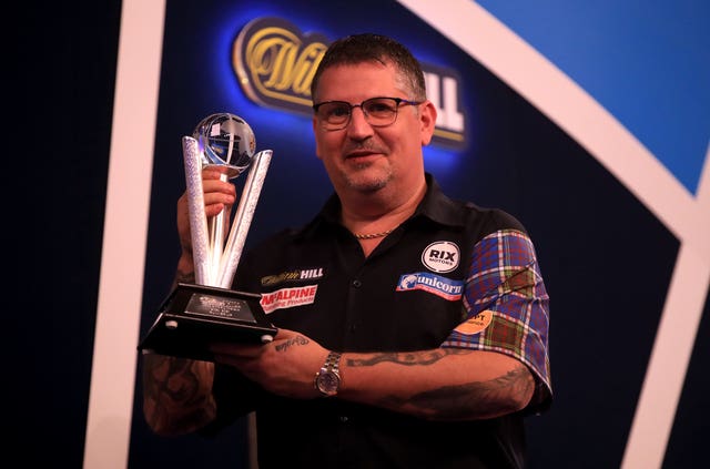 Gary Anderson with the PDC World Championship runner-up trophy