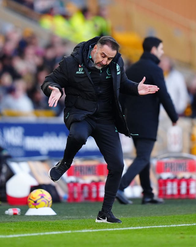 Vitor Pereira gestures with hands outstretched and a leg in the air on the touchline