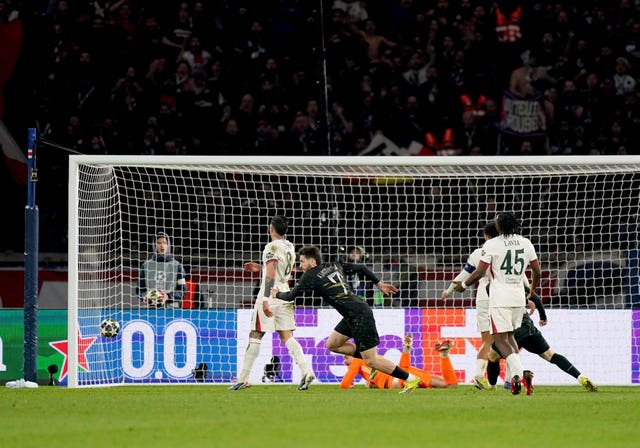 Khvicha Kvaratskhelia scores PSG’s fifth goal of the game
